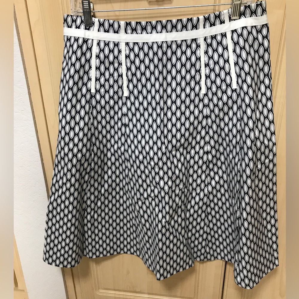 Cute GAP black white A-line stretch skirt with pleats size 10 Reg